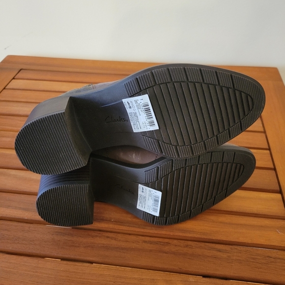 NIB Clarks Dark Taupe Leather Heeled Ankle Boots Size 7 M - Picture 6 of 6